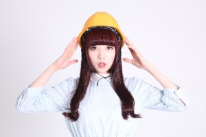 ヘルメットをかぶった女性