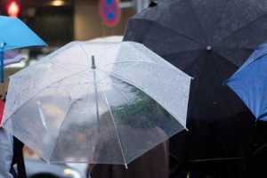 雨の日に傘をさす人